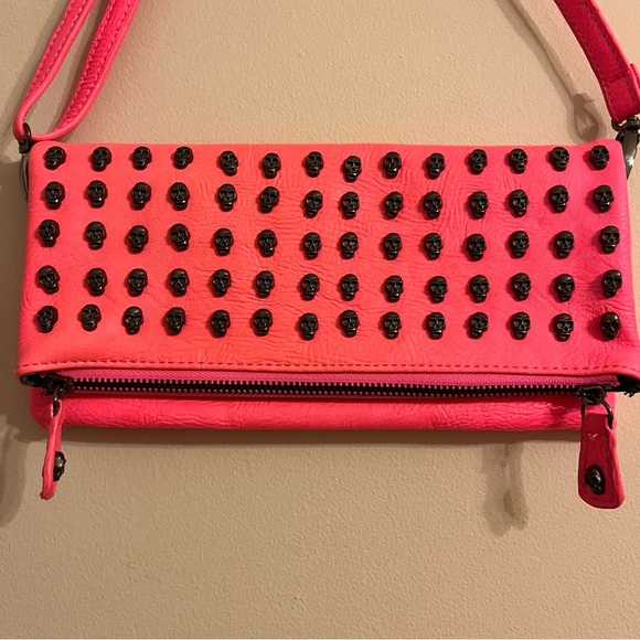 Hot pink skull clutch/shoulder bag with gunmetal hardware - Picture 2 of 9